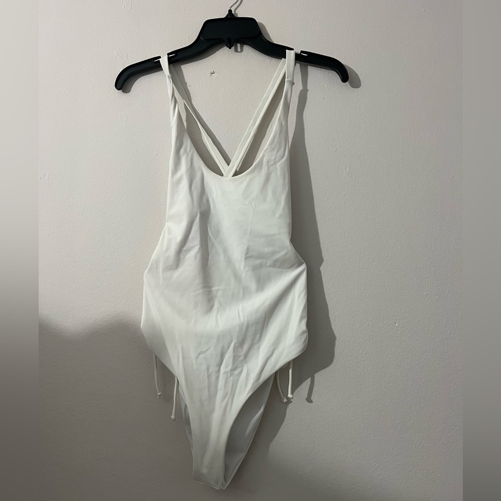 NEW! White Cross-Back One Piece Swimsuit, size: L